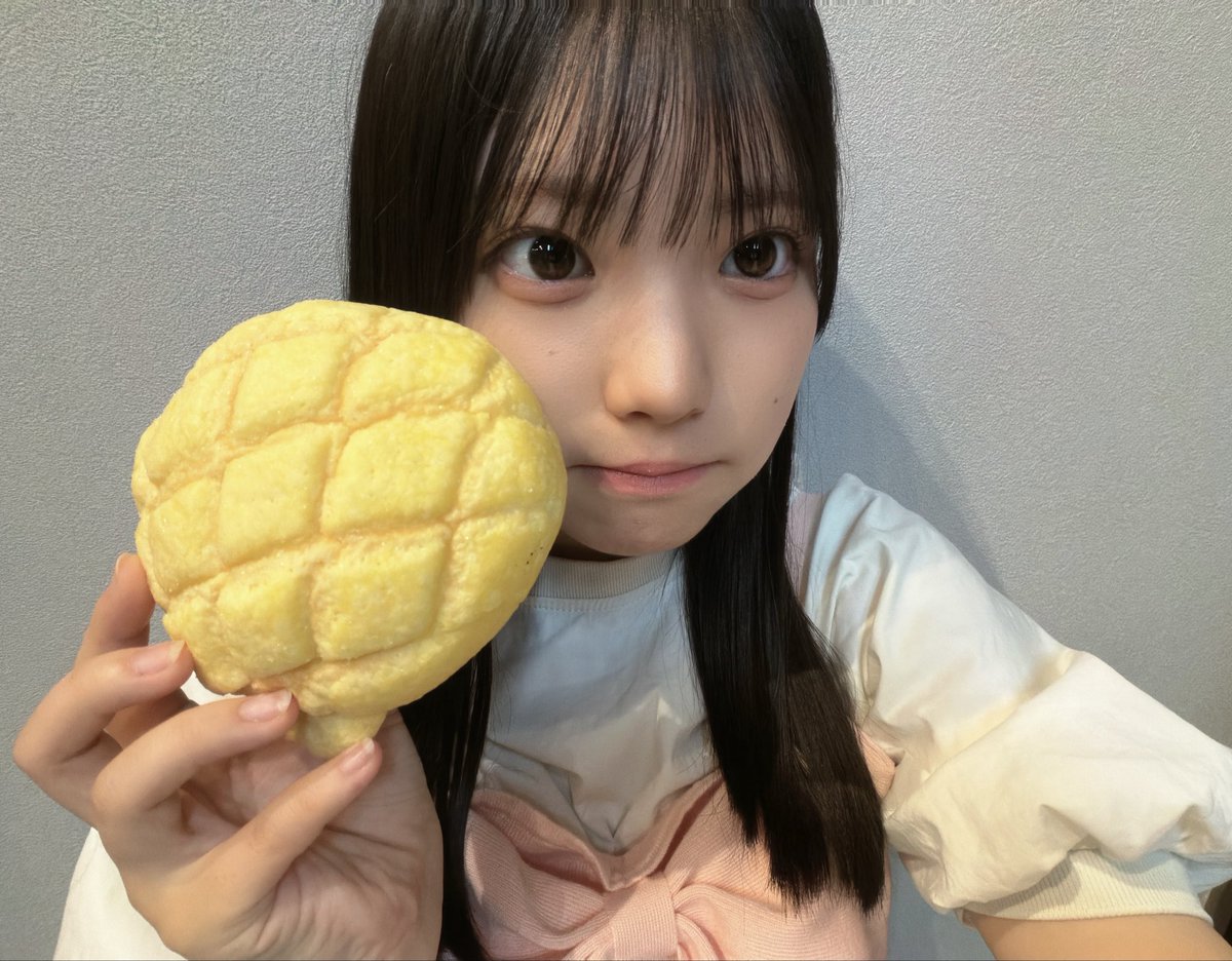 hkt48_yui's tweet photo. パン屋さんで圧倒的にキラキラしていたメロンパン #パン活 https://t.co/rMGDln7u1U