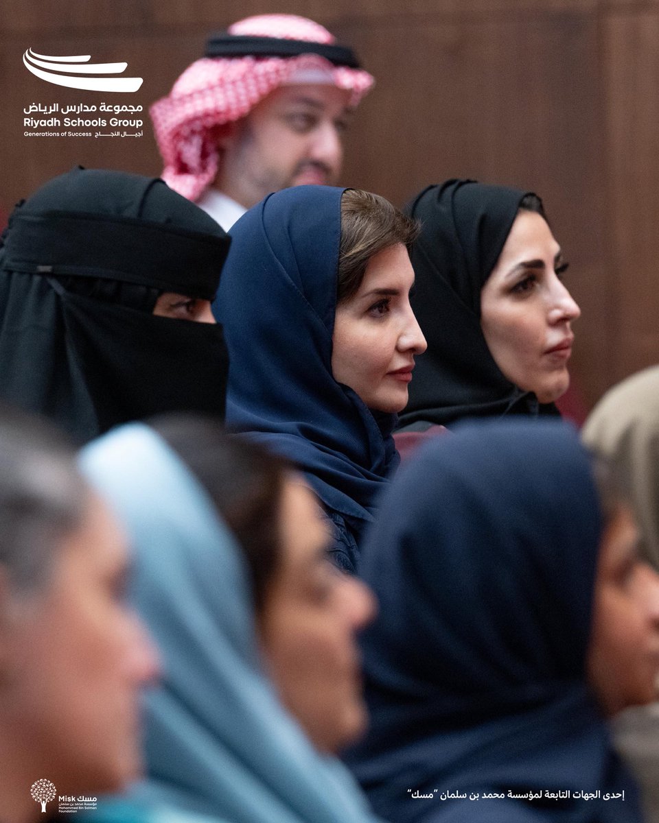 rsg_misk's tweet photo. يومان من العقول الملهمة ورؤيةٍ طموحة للمستقبل.
جمعت ورشة العمل الاستراتيجية التعليمية التربويين والباحثين وصنّاع القرار وقادة القطاع لتبادل الرؤى والإسهام في رسم مستقبل التعليم في المملكة.

انتهت الحوارات، لكن الطموح مستمر🙏🏻✨

#مجموعة_مدارس_الرياض #مؤسسة_مسك #التعليم #رؤية_2030 https://t.co/qYmOYEIazO
