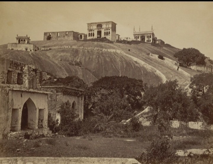 SadaaShree's tweet photo. Maula Ali gets it's  name from the dargah on top of the hill.

It's believed Yakut an eunuch in the Qutub Shahi court, had a dream where Ali, the husband of Fatima, son in law of Prophet Mohammed, commanded him to come to the top of the hill here.

Yakut set our for the hill, where he found the imprint of a hand believed to be that of Ali himself. The Sultan Ibrahim Qutub Shah on hearing this ordered the Mosque to be built here.

To date this place is especially sacred for the Shia Muslims. There is another hillock opposite to it called Qadam E Rasool where the Prophet's relics are  believed to have been  kept by Mohd Shakrullah Rahan who served in court of Asaf Jahis.

There are also excavation of  Neolithic era tools, artifacts.  The Hyderabad Race Club was originally located here before it was shifted to Malakpet. Also the first open prison was opened here in 1954, later shifted to Cherlapally.

One of the main centers for Indian Railways with the electric loco shed located here. Also an industrial hub with ECIL, Nuclear Fuel  Complex located in the vicinity.
