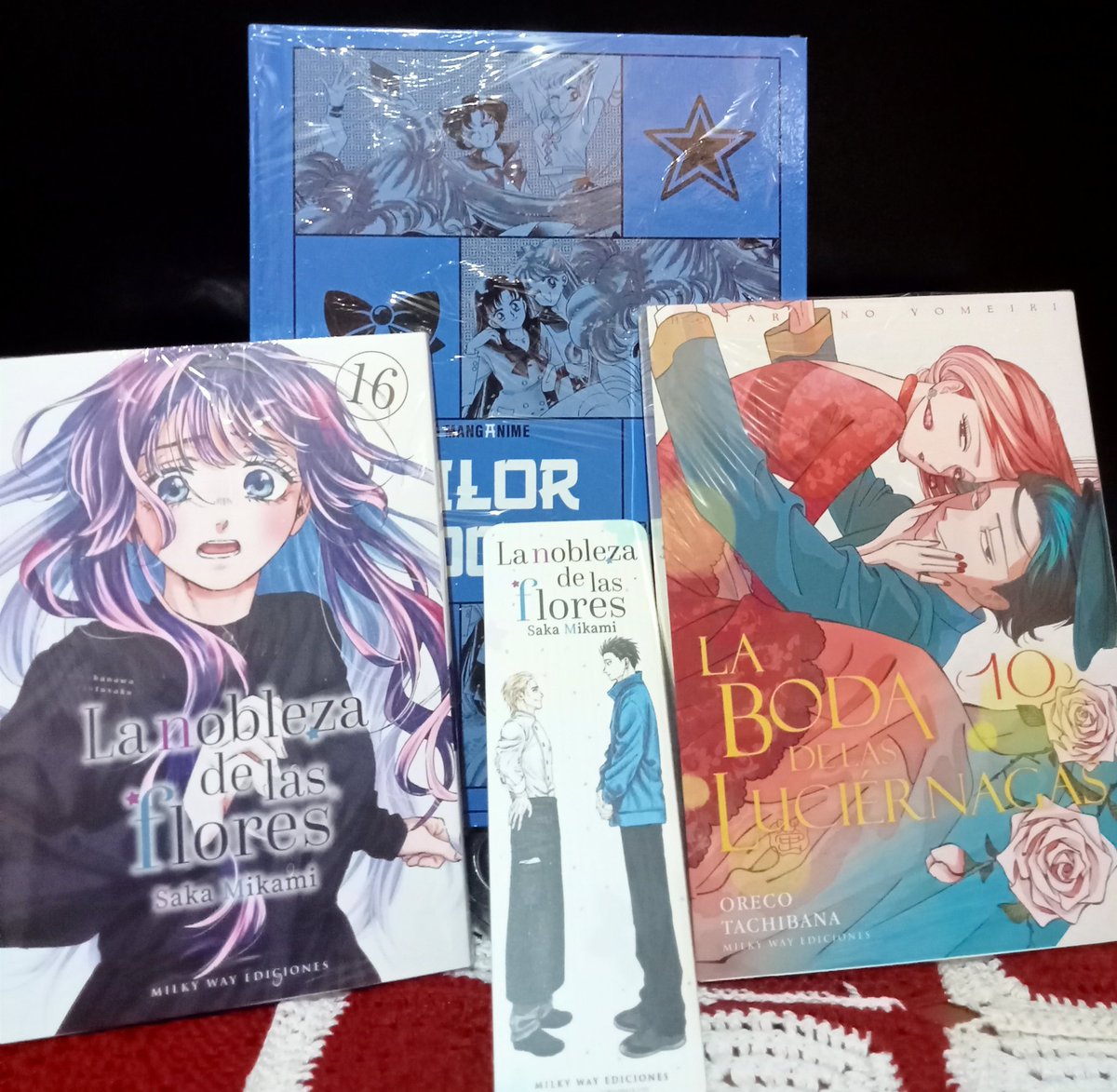 EnJoykitten's tweet photo. Compritas en @FLASHLIBRERIA 🌈 Esta vez no ha sido mucho, no podía dejar escapar el libro de SM (Amy, perdón por no haberte encargado uno también 🥺🙇🏻‍♀️)(P.D-Ha valido la pena pasar la calor intensa por el ratito ameno allí ❤️)
@mwediciones https://t.co/QGe8npmob3