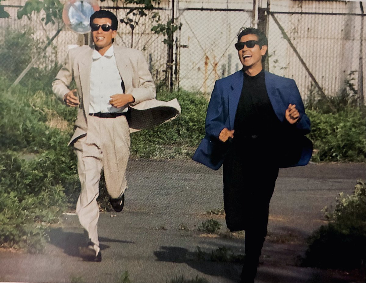 kasarorw's tweet photo. 88年7月2日はまたまたあぶない刑事の公開日
画像はまたまたあぶない刑事シナリオ写真集から
タカとユージが走り抜ける風も喜んでジャケットをはためかしてるに違いない！ https://t.co/y15WegUzhs