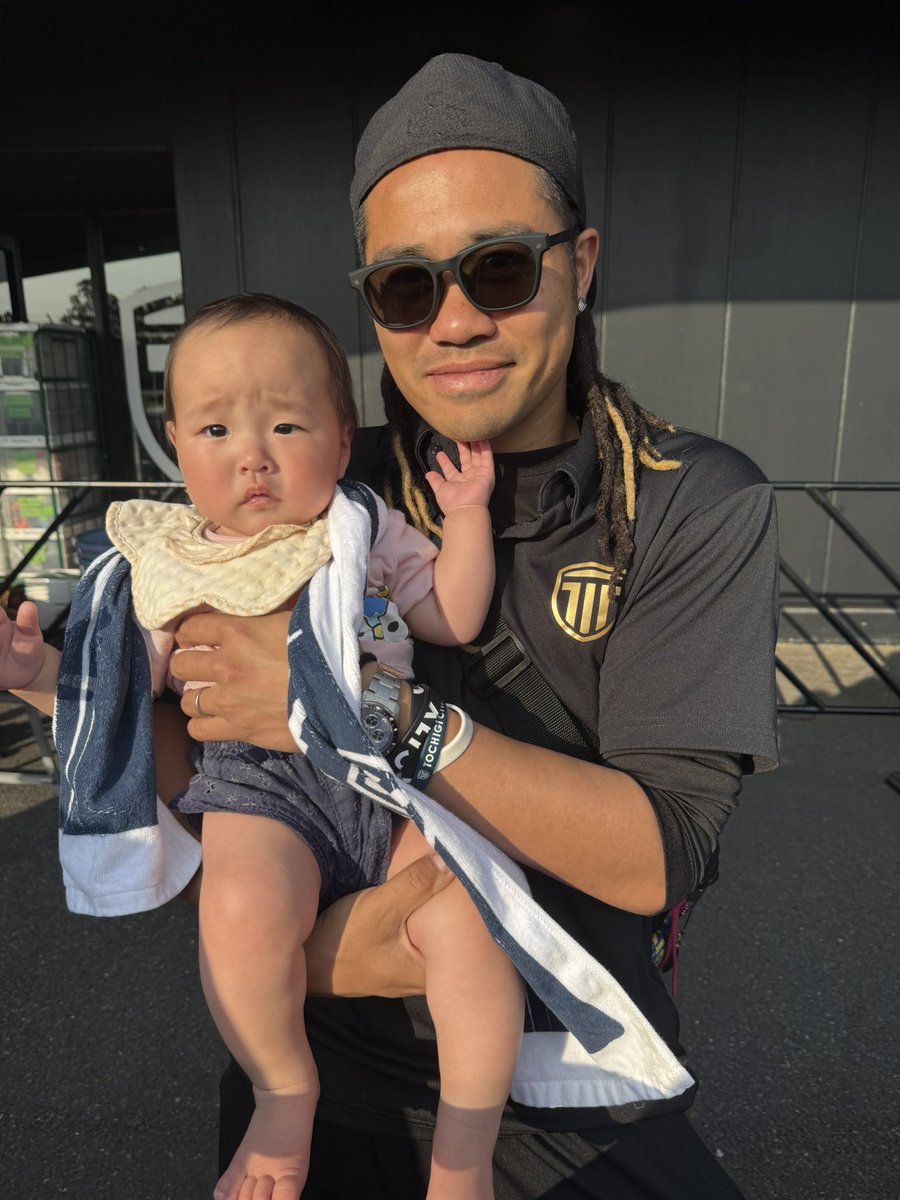 shinsuke_ppt's tweet photo. 娘達のチアダンスの先生から招待いただいたのがキッカケで妻や子供達にとっては初めてのサッカー観戦へ⚽️

これが #栃木シティ そして  #田中パウロ淳一 選手との出会いだった。

CFSスタジアムの選手との距離感や迫力に圧倒され、今では家族みんな栃木シティのファンに🤭
それからというもの、栃木シティや選手達の軌跡を辿りながらホーム戦には欠かさず通った。

TikTokでパウちゃんの存在は知っていたのだが…パウロ選手のプレイを生で見て、彼の今までの歩んできた軌跡や思想を調べるうちに俺は彼の「ファン」になっていた。

彼が夢を追う人の指針になろうとするのなら
俺は夢を忘れた人の指針になろう。

まずは子供達に夢を追うことへの情熱や素晴らしさを身をもって魅せていきたい。

もちろん26/27シーズンも家族で応援にいきます🔥

 #栃木派 の皆さん、新参者ですが…いつか私の歌がチャントとして使ってもらえるように頑張りますのでよろしくお願いします🙇‍♂️