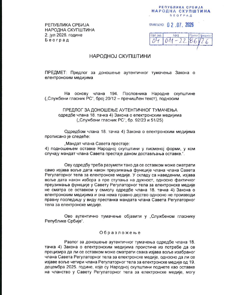 advokatjanjic's tweet photo. Matematičarka Nevena Đurić je podnela predlog za donošenje autentičnog tumačenja odredbe Zakona o elektronskim medijima u vezi podnošenja ostavke člana REM-a.

Vrsna profesorka predlaže da se odredba tumači tako da se ostavka može dati samo nakon faktičkog preuzimanja funkcije člana REM.

Problem je što zakon ne poznaje faktičko preuzimanje funkcije, niti bilo kakvu posebnu ceremoniju prihvatanja funkcije, već se članom postaje izborom u Narodnoj skupštini.

Ovim tumačenjem se uvodi institut prihvatanja funkcije koji ne postoji u zakonu, niti je objašnjeno kako se prihvata funkcija člana REM.

Nadam se da članovi koji su podneli ostavke neće pristati na kršenje zakona i da ne postoji način da se ubede na nezakonito preuzimanje funkcija.