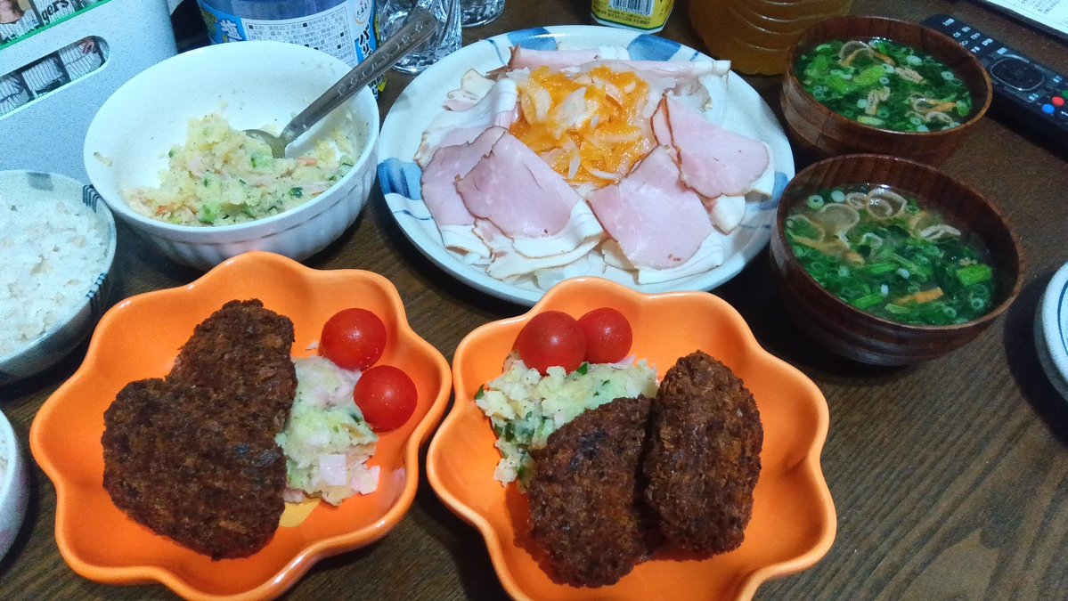 Kozo_gg's tweet photo. こんばんは🌙
今日の晩ごはんは三田屋スペシャル(๑´ڡ`๑)メンチカツと例のハム！

おつかれさまっしたー♪
#晩ごはん
 #揮八郎のハム
#三田屋 https://t.co/6mMfyisFL1