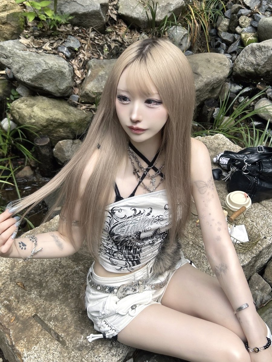 AZATOY_chanmiu's tweet photo. オールホワイトコーデのギャルが可愛い https://t.co/uoZYUihoxf