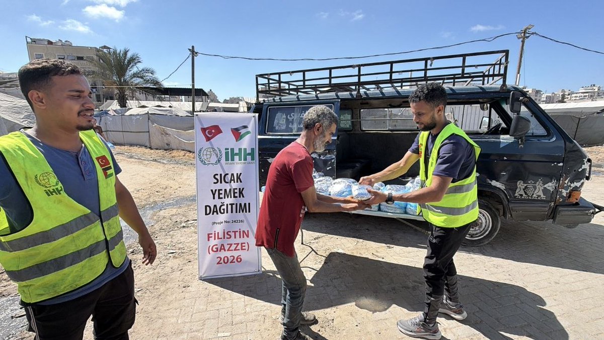 urfaihh's tweet photo. 🇵🇸 Gazze’de savaşın ortasında yaşayan ihtiyaç sahibi ailelere sıcak yemek dağıtımı gerçekleştirmeye devam ediyoruz.

Yaraların sarılması için;
Hesap Adı: ŞANLIURFA İHH
(Şanlıurfa İnsan Hak ve Hürriyetleri İnsani Yardım Derneği)

Ziraat Bankası
TR70 0001 0002 5366 4937 4650 03

Kuveyt Türk
TR79 0020 5000 0083 2353 2000 01
Açıklama: 'Gazze'ye Yardım'

📞 0414 312 96 66
Desteklerinizi bekleriz