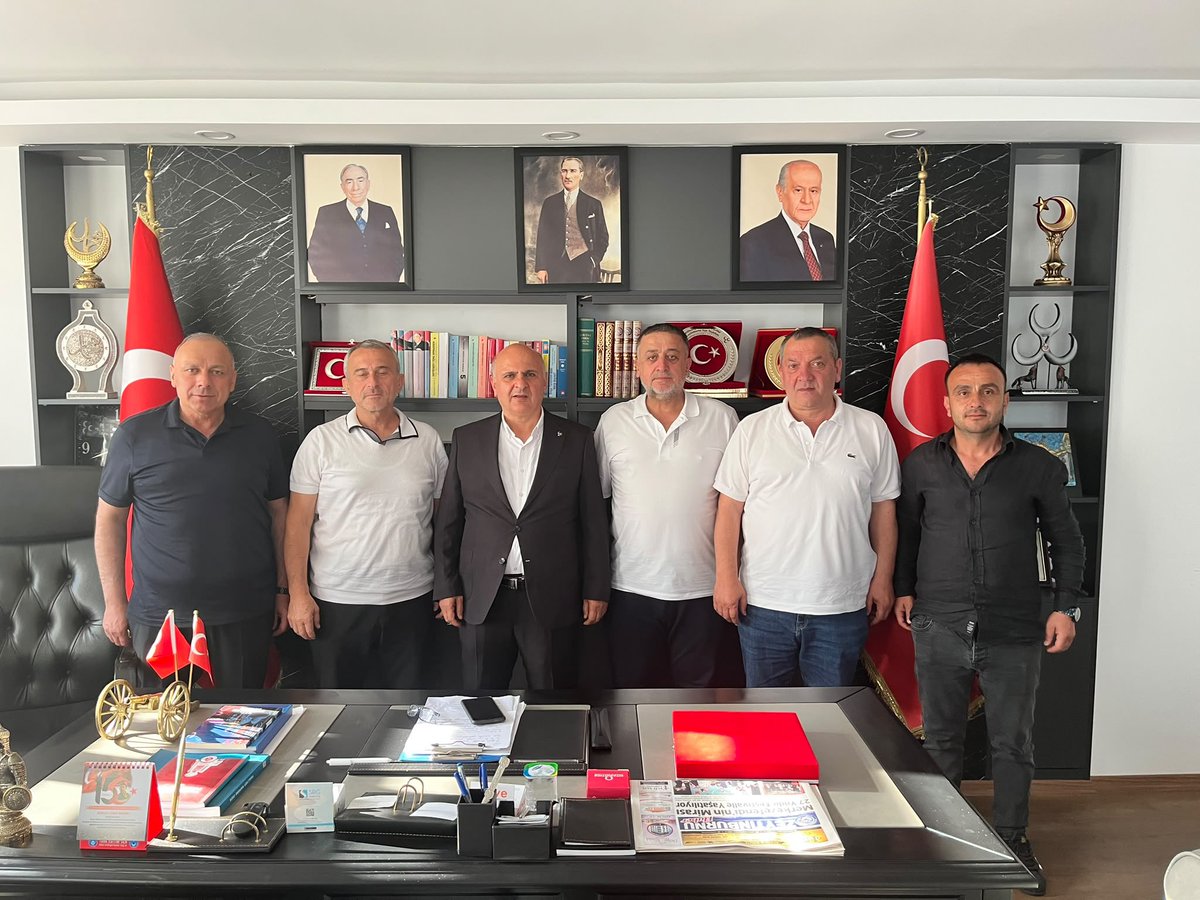 mhp_zeytinburnu's tweet photo. Milliyetçi Hareket Partisi Zeytinburnu İlçe Başkanımız Sayın Mustafa Sönmezoğlu'na hayırlı olsun dileklerini iletmek üzere teşkilatımızı ziyaret eden kıymetli misafirlerimiz; Düzceli İş İnsanları Ömer Esen, Cihan Duman, İrfan Nursel, Sinan Duman ve Öz Ağaç-İş Sendikası Genel Başkan Yardımcısı Seyhan Sarıgüzel'e nazik ziyaretleri ve samimi temennileri için teşekkür ediyoruz.

Liderimiz Sayın Devlet Bahçeli'nin gösterdiği istikamette; teşkilatımız, aziz milletimize ve Zeytinburnu'muza hizmet yolunda kararlılıkla çalışmalarını sürdürecektir. Birlikte ve güçlü bir şekilde...

Zeytinburnu ile buluşuyoruz!..
Zeytinburnulularla kucaklaşıyoruz!..