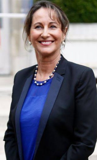 adressecpam's tweet photo. @TheReganAngle J'ai invité Ségolène Royale à prendre le thé. Elle brasse tellement d'air que le ventilo me fait la gueule depuis.
Mais que la rafaichitude n'a pas de prix (enfin si un thé vert et un spice cake). https://t.co/FBh9k1362S