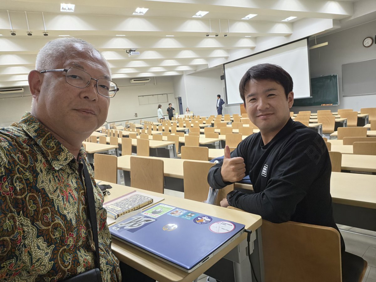 ktm_hiroki's tweet photo. 本日は部活動の安全安心セミナーを受講。
軟式野球部部長の氏家先生と📸 https://t.co/EMQvG8IvSi