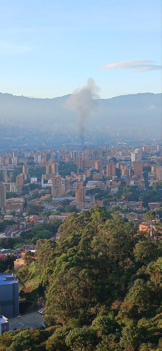 Martin_Meneses's tweet photo. 6.27 am #Medellin que sera ese humo de donde sale? @AlcaldiadeMed https://t.co/gg0lsUpGzU
