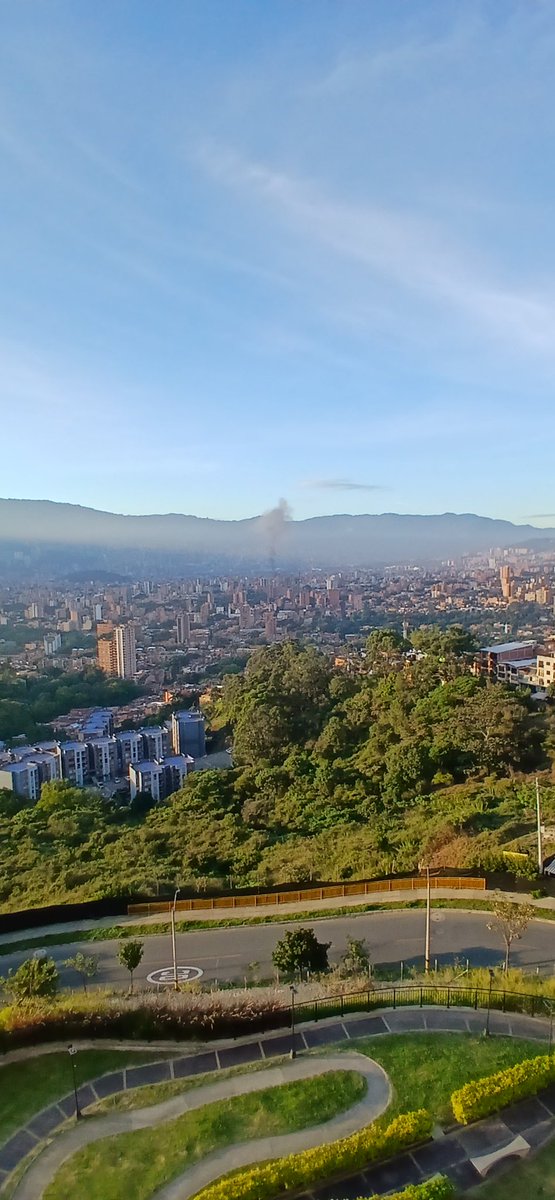 Martin_Meneses's tweet photo. 6.27 am #Medellin que sera ese humo de donde sale? @AlcaldiadeMed https://t.co/gg0lsUpGzU