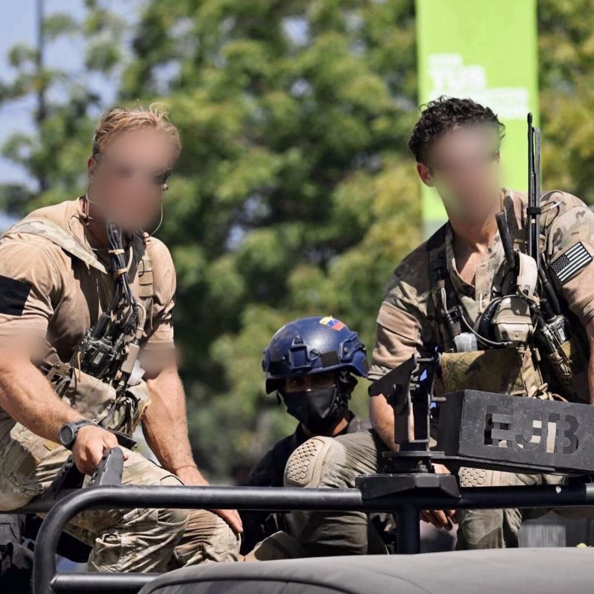 DanielBlancoPaz's tweet photo. El Pentágono desplegó operadores especiales en La Guaira. Aunque no hay identificadores en los uniformes, el equipamiento y la disposición observables en las imágenes sugieren labores de control de tráfico aéreo y soporte logístico operacional en los alrededores de Caraballeda. https://t.co/FWkM8JYlcq