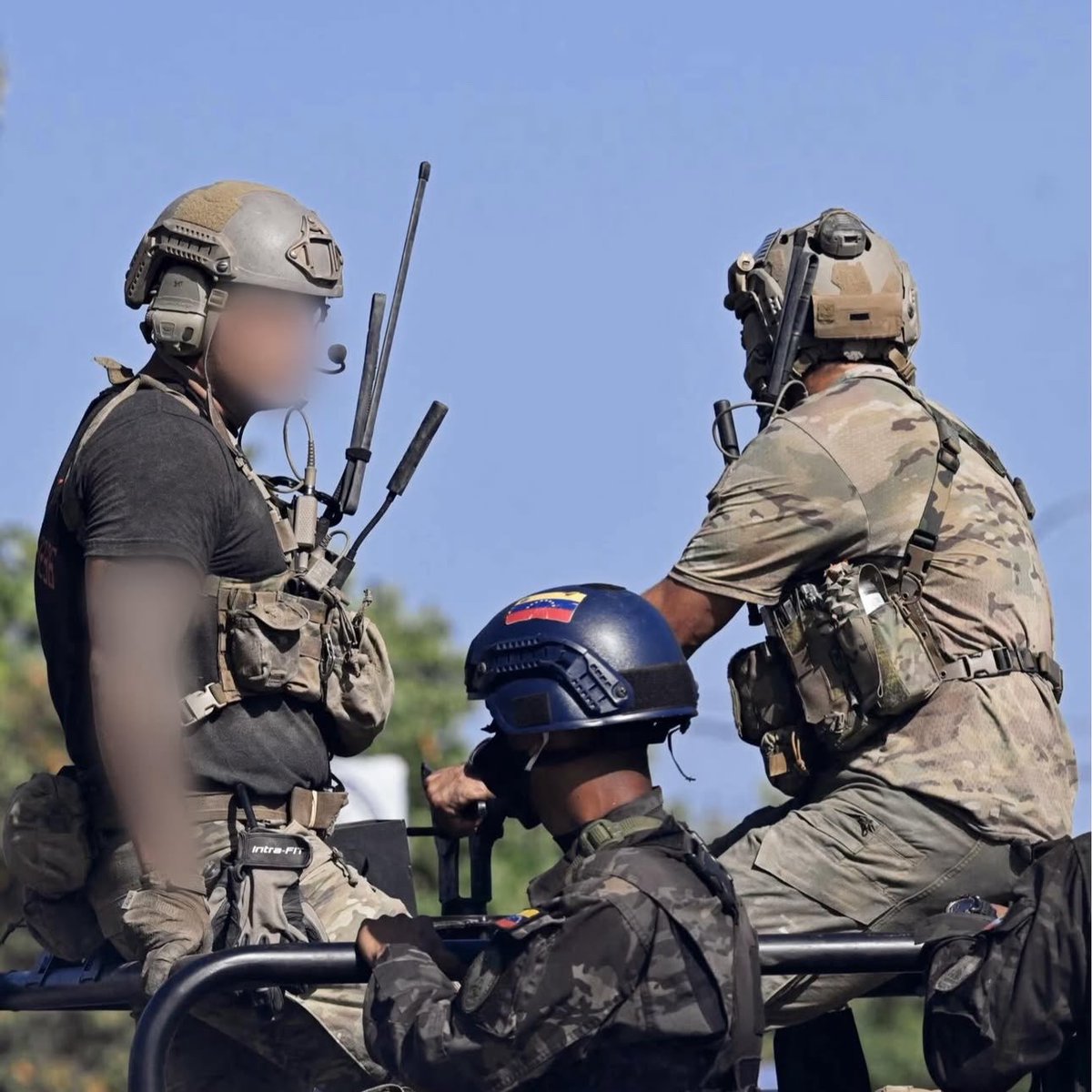 DanielBlancoPaz's tweet photo. El Pentágono desplegó operadores especiales en La Guaira. Aunque no hay identificadores en los uniformes, el equipamiento y la disposición observables en las imágenes sugieren labores de control de tráfico aéreo y soporte logístico operacional en los alrededores de Caraballeda. https://t.co/FWkM8JYlcq