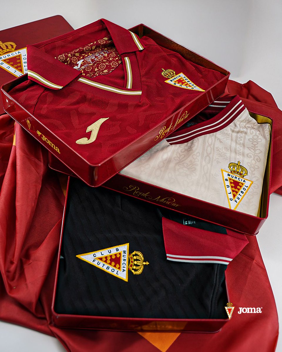 realmurciacfsad's tweet photo. 𝐏𝐫𝐨𝐦𝐨𝐜𝐢𝐨́𝐧 𝐞𝐱𝐜𝐥𝐮𝐬𝐢𝐯𝐚 𝐩𝐚𝐫𝐚 𝐚𝐛𝐨𝐧𝐚𝐝𝐨𝐬 𝟐𝟎𝟐𝟔/𝟐𝟕.

Hasta el 31 de agosto primera, segunda o tercera equipación oficial a precio especial de 59,95 € 

Además, hasta esa fecha, llévate 𝐆𝐑𝐀𝐓𝐈𝐒 la caja metálica personalizada con la compra de tu camiseta oficial.

📍 La caja se entregará exclusivamente en la Tienda Oficial del Estadio. Si realizas tu compra online, podrás recogerla presentando tu comprobante de compra.

https://t.co/FIyRz9ou23

@realmurciacfsad | @JomaSport