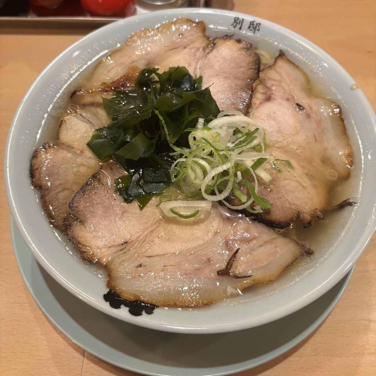 mmmmmchiru8's tweet photo. #本日の小麦 

先月オープンした別邸 鶴亀堂🍜🐖
食べたことない味で美味しかった😋 https://t.co/ZJEriOopKL