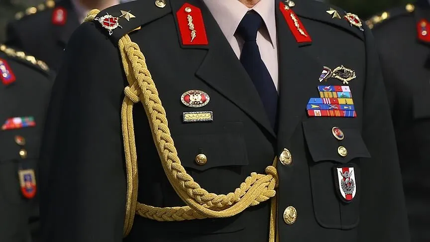 etkiIihabery's tweet photo. Danıştay, bir generalin bir astsubayı darp ettiği olaya ilişkin verilen soruşturma iznini "eylemin disipline etmek maksadıyla gerçekleştiği" gerekçesiyle kaldırdı.

İddiaya göre astsubay, sabah saat 09.45'te garajda bulunan bir askeri aracı çalıştırdı. Motor sesinden rahatsız olan general garaja gelip "Gerizekalı, aptal. Ben sana araç çalışmayacak demedim mi?" diyerek astsubayı tokatladı ve boğazını sıktı.

Astsubay darp raporu aldı ve olay kamera görüntüleriyle tespit edildi.

MSB tarafından general hakkında darptan soruşturma izni verildi.

General, soruşturma iznine karşı Danıştay'a itiraz etti.

Danıştay, "bölük garajına gelerek şikayetçinin askeri disipline aykırı hareketini disipline etmek maksadıyla şikayetçiyi yakasından tutarak ittiği hususu tanık anlatımlarıyla sabit olmakla birlikte, bu eylemin askeri disiplin ve hiyerarşi sistemi içerisinde müessir fiilin kast ve yoğunluğuna ulaştığından söz edilemeyeceği, bu nedenlerle ilgiliye isnat edilen eylemin, hakkında soruşturma yapılmasını gerektirecek nitelikte bulunmadığı" gerekçesiyle general hakkındaki soruşturma iznini kaldırdı.

(Müyesser Yıldız)