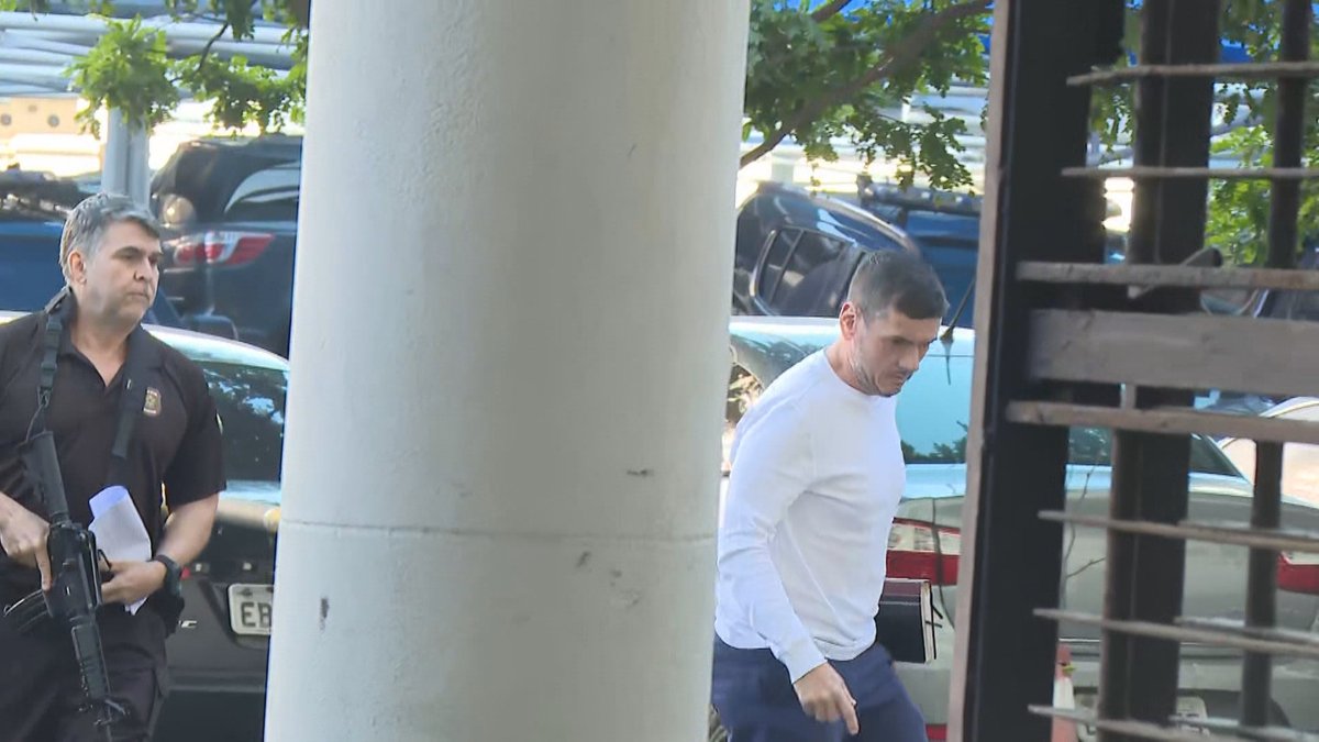 nasrafael's tweet photo. O ex-deputado Rodrigo Bacellar, todo poderoso da @tvalerj  nos últimos anos, chega preso na sede da @policiafederal. Ele é alvo da 5ª fase da Operação Unha e Carne. Bacellar, que seria candidato ao governo do RJ, agora, será transferido para um presídio federal. Ele já estava detido há alguns meses em Bangu 8.
