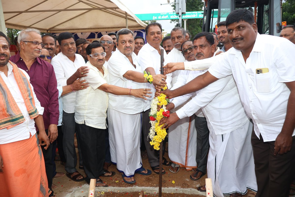 SS_Mallikarjun_'s tweet photo. ದಾವಣಗೆರೆ ನಗರದ ಮಹಾನಗರ ಪಾಲಿಕೆ ವ್ಯಾಪ್ತಿಯಲ್ಲಿರುವ ವಿವಿಧ ಬಡಾವಣೆಗಳಲ್ಲಿ ರಸ್ತೆ,ಚರಂಡಿ ಕಾಮಗಾರಿಗಳಿಗೆ ಭೂಮಿ ಪೂಜೆ ಮಾಡಲಾಯಿತು.
#Davangere #DavangereCity #RoadDevelopment
#InfrastructureDevelopment https://t.co/xQ09JZDelP
