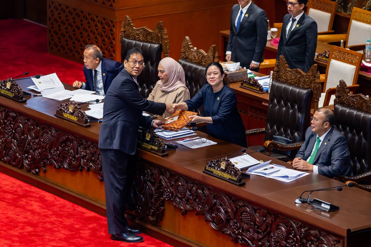 puanmaharani_ri's tweet photo. Rapat Paripurna DPR RI hari ini membahas sejumlah agenda penting terkait APBN.
Dimulai dengan laporan Badan Anggaran atas hasil pembahasan pembicaraan pendahuluan RAPBN 2027 dan RKP 2027, yang akan menjadi pedoman resmi penyusunan Rancangan APBN 2027.
Dilanjutkan dengan laporan Menteri Keuangan Purbaya Yudhi Sadewa atas RUU Pertanggungjawaban Pelaksanaan APBN TA 2025. Selanjutnya, DPR RI akan memberikan tanggapan terkait laporan keuangan tersebut berdasarkan pandangan fraksi-fraksi.
Selain itu, Rapat Paripurna hari ini juga menyetujui hasil uji kelayakan Calon Anggota Badan Supervisi OJKβ¦
#puanmaharani