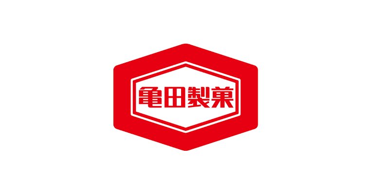 syukatuhack's tweet photo. #28卒 
【亀田製菓　インターン対策】

締切7/8
年収547万

森永製菓、キューピーなど
食品メーカーのサマーインターンもかなり始まってきたね

※
28卒で食品大手のインターン狙う人はリクルーター面談や非公開選考多いので必ず固定ポストの準備はやっておいてください

ES・面接で使える情報↓
①柿の種とハッピーターンのブランドを保有
②2030年“Better For Youの食品業”へと進化
③関税対策も見事

覚えておくべき子会社も紹介するよ

柿の種とハッピーターンの会社
この会社は中期計画をしっかりと理解してから受けましょう

ちなみにハッピーターンはアジカルというグループ会社が担当している製品だよ

2030年度には“あられ、おせんべいの製菓業”から“Better For Youの食品業”へと進化

これが亀田製菓の目標です
お菓子のことばかり言うのはNGなので注意しましょう

国内米菓事業
海外事業
食品事業

この３本柱を確率すると明確に書かれています
国内はシェア圧倒的NO1、海外は国内の人口減少に伴う市場衰退への対策、食品は今後の『食』のトレンド

まず国内製菓から
主力ブランド
「亀田の柿の種」「つまみ種」「ぽたぽた焼」「揚一番」「ソフトサラダ」が前年同期を上回った一方で、「ハッピーターン」「亀田のまがりせんべい」「手塩屋」「うす焼」「技のこだ割り」「堅ぶつ」「ハイハイン」

コロナ禍、巣ごもりの定着に伴う家飲み需要の増加に対して、主力商品の製造販売に集中化した結果「亀田の柿の種」や「つまみ種」等のおつまみ系商品が大きく伸長

中でも、季節限定の「つまみ種」、新商品の「無限エビ」が人気

中長期のブランド価値向上の観点から「亀田の柿の種」については、昨年度実施した国民投票を通じて頂いたお客様の声を商品に反映させるために約40年振りに柿の種とピーナッツの配合比率を変更

お客様に合わせて伝統を変える挑戦力みたいな言及の仕方ができると思います
次にチャレンジ領域の食品について

高齢化社会や健康志向の高まりを受け、腎臓病患者様向けの低たんぱく質米飯「ゆめごはん」の食事療法の科学的有効性検証や新商品開発のほか、減塩や米以外の穀類利用の観点から商品開発中

お米総合研究所の米菓基礎研究を行うチームでは、
官能評価や物性・構造解析など、味や食感の向上につながる研究開発に取り組んでおり、新規素材を研究するチームでは、玄米やお米に含まれるたんぱく質、ペプチドの機能性や加工技術について、外部機関と連携しながら研究中

お米由来の植物性乳酸菌については、
機能性表示食品制度等への対応による需要創造を図るため、新領域での研究開発を継続的中

このように『お米』を一つの強みとしていく方針のようです

関税対策もうまく
THフーズ（米イリノイ州）を完全子会社！
THフーズは米国産コメを調達し、薄焼きタイプの米菓を生産することで、アメリカ市場を狙う

アメリカではアメリカ製品が優遇されるので
この施策は見事だし、三菱商事と共同出資で進めたのもうまいよね

ここは今後生き残る上で非常に重要なセクションなので理解して受けるようにしましょうね
