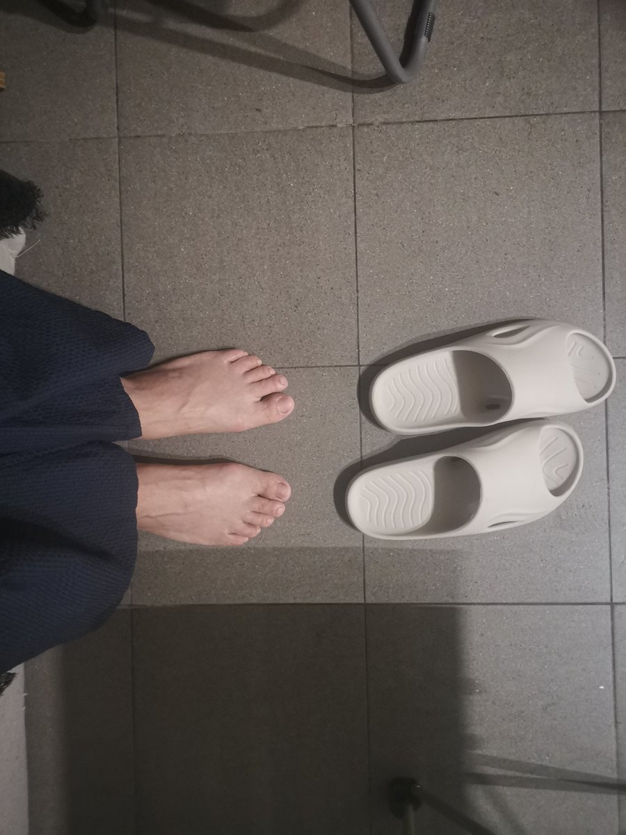 Aeickki's tweet photo. 夏天光脚踩在地板砖上真的很凉爽 https://t.co/06SN6jnMbY