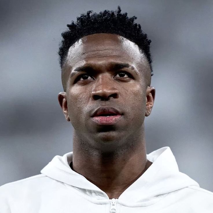 SergioRodr91650's tweet photo. 🚨 Real Madrid envió varias ofertas a Vinícius y él no da respuesta clara. El brasileño quiere quedarse pero quiere aumento de sueldo.Hay fecha límite y cuenta atrás activa. Si no hay acuerdo tras el Mundial, el Madrid activa venta. Salida este verano es opción real para Vini Jr. https://t.co/7Jo0rPmq0Q