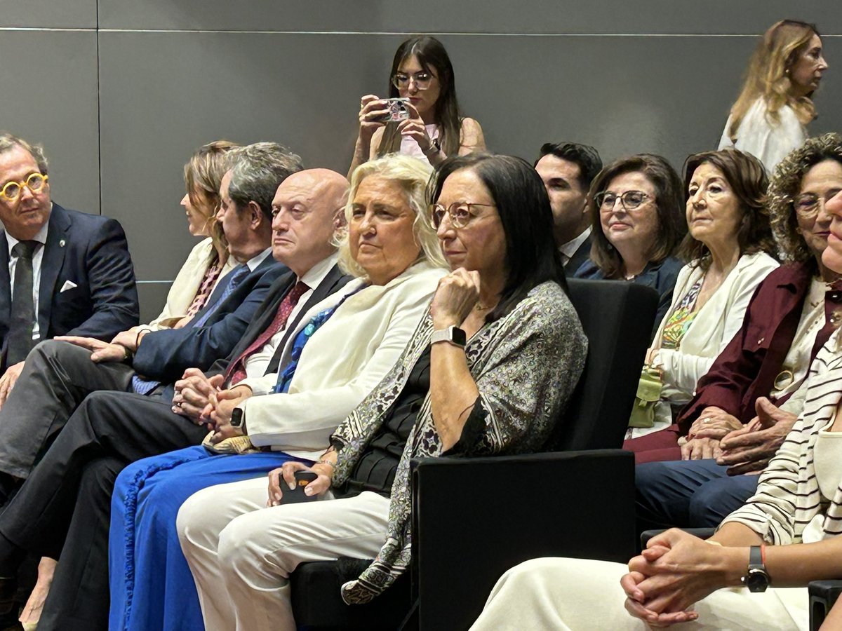 cortsval's tweet photo. 📚 La presidenta de les Corts Valencianes, @LlanosMasso, ha asistido a la entrega del XXIX premio de Estudios Jurídicos Universitarios Manuel Broseta Pont.

El premio, organizado por la Fundación Manuel Broseta, ha recaído en Inés Cortell Cerdá.

@ProfBroseta 
@cortsval https://t.co/WZyNp93rCT