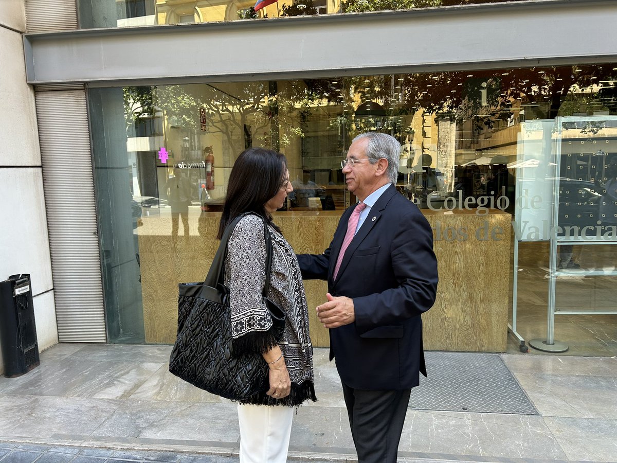 cortsval's tweet photo. 📚 La presidenta de les Corts Valencianes, @LlanosMasso, ha asistido a la entrega del XXIX premio de Estudios Jurídicos Universitarios Manuel Broseta Pont.

El premio, organizado por la Fundación Manuel Broseta, ha recaído en Inés Cortell Cerdá.

@ProfBroseta 
@cortsval https://t.co/WZyNp93rCT