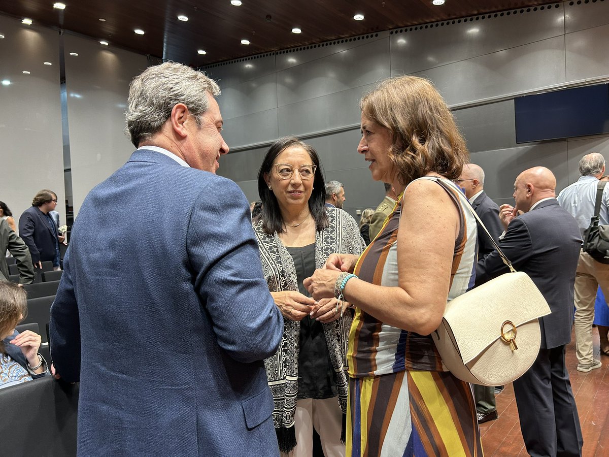 cortsval's tweet photo. 📚 La presidenta de les Corts Valencianes, @LlanosMasso, ha asistido a la entrega del XXIX premio de Estudios Jurídicos Universitarios Manuel Broseta Pont.

El premio, organizado por la Fundación Manuel Broseta, ha recaído en Inés Cortell Cerdá.

@ProfBroseta 
@cortsval https://t.co/WZyNp93rCT