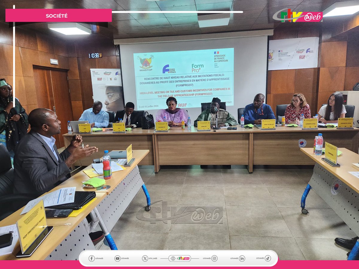 CRTV_web's tweet photo. le ministre de la Jeunesse et de l'Education civique, Mounouna Foutsou, et les directeurs d'entreprises se concertent afin de mieux faire connaître aux entreprises les avantages fiscaux et douaniers prévus par l’État
#FormPro237
#Minefop
#Minjec
#Cameroun https://t.co/nHWPR6tmCg