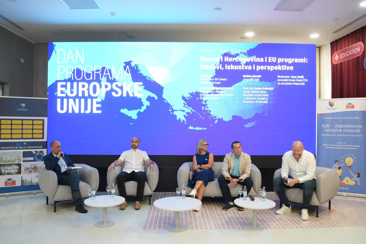 MCP_BiH's tweet photo. U organizaciji #MCPBiH, u suradnji sa @SUM_Mostar održan iznimno uspješan „Dan programa Europske unije“. Događaj je okupio predstavnike akademske zajednice, javnih institucija, organizacija civilnog društva, zdravstvenog i kulturnog sektora, poslovne zajednice, kao i sve zainteresirane za sudjelovanje u europskim programima. Kroz stručne prezentacije i panel-diskusije predstavljeni su programi #HorizonEurope, #Erasmus+, #CreativeEurope, #EU4Health i #EaSI, kao i programi #COST i #EUREKA.
Konstatirano da Bosna i Hercegovina mora snažnije koristiti mogućnosti europskih fondova.