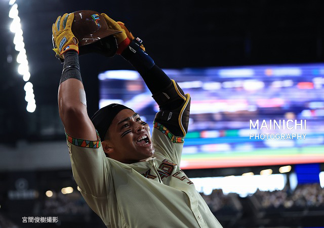 mainichiphoto's tweet photo. プロ野球パ・リーグ
北海道日本ハムファイターズはオリックス・バファローズと対戦中です。ファイターズは初回に水谷瞬選手、水野達稀選手、レイエス選手、万波中正選手が先頭打者から4者連続で本塁打を放ちました。
写真特集https://t.co/QB6KEJkiiD https://t.co/uFDI4qmPkZ