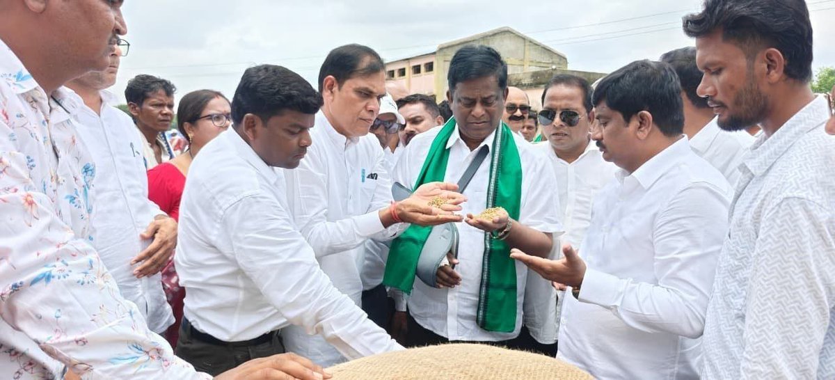 bjd_odisha's tweet photo. ମଣ୍ଡିରୁ ଧାନ ଉଠିଲାନି, ଚାଷୀର କଥା ବିଜେପି ସରକାର ଶୁଣିଲାନି। 

ଧାନ ବିକ୍ରିରେ ହତାଶ ହୋଇ ଜୀବନ ହାରିଥିବା ନୂଆପଡ଼ା ଜଡ଼ମୁଣ୍ଡା ଗାଁର ମୃତ ଚାଷୀଙ୍କ ଘରେ ବିଜୁ ଜନତା ଦଳର ବରିଷ୍ଠ ନେତା ଶ୍ରୀ ସଞ୍ଜୟ ଦାସବର୍ମାଙ୍କ ନେତୃତ୍ୱରେ ଏକ ଟିମ୍ ପହଞ୍ଚି ସ୍ଥିତି ଅନୁଧ୍ୟାନ କରିଛି। 

ଚାଷୀଙ୍କ ହକ୍ ପାଇଁ ବିଜୁ ଜନତା ଦଳର ଲଢ଼େଇ ଜାରି ରହିଛି।

#BJDWithFarmers #BJPAntiFarmers #ହଟାଅବିଜେପି #ରଙ୍ଗବଦଳାସରକାର #BJPAntiOdisha