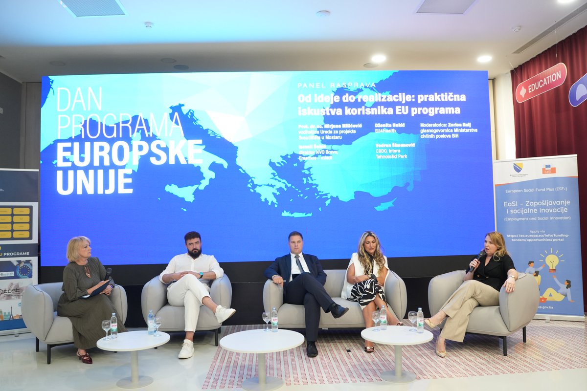 MCP_BiH's tweet photo. U organizaciji #MCPBiH, u suradnji sa @SUM_Mostar održan iznimno uspješan „Dan programa Europske unije“. Događaj je okupio predstavnike akademske zajednice, javnih institucija, organizacija civilnog društva, zdravstvenog i kulturnog sektora, poslovne zajednice, kao i sve zainteresirane za sudjelovanje u europskim programima. Kroz stručne prezentacije i panel-diskusije predstavljeni su programi #HorizonEurope, #Erasmus+, #CreativeEurope, #EU4Health i #EaSI, kao i programi #COST i #EUREKA.
Konstatirano da Bosna i Hercegovina mora snažnije koristiti mogućnosti europskih fondova.