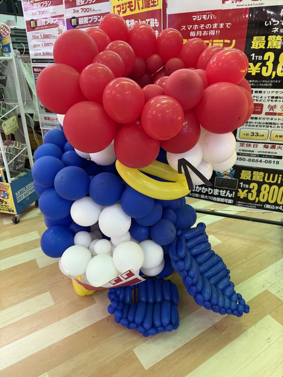 Ponamu1211's tweet photo. ドンペン⁉️😳
ミャクミャクに変身しようとしてる❓🤔
＃ドンキホーテ https://t.co/D07akA38tu
