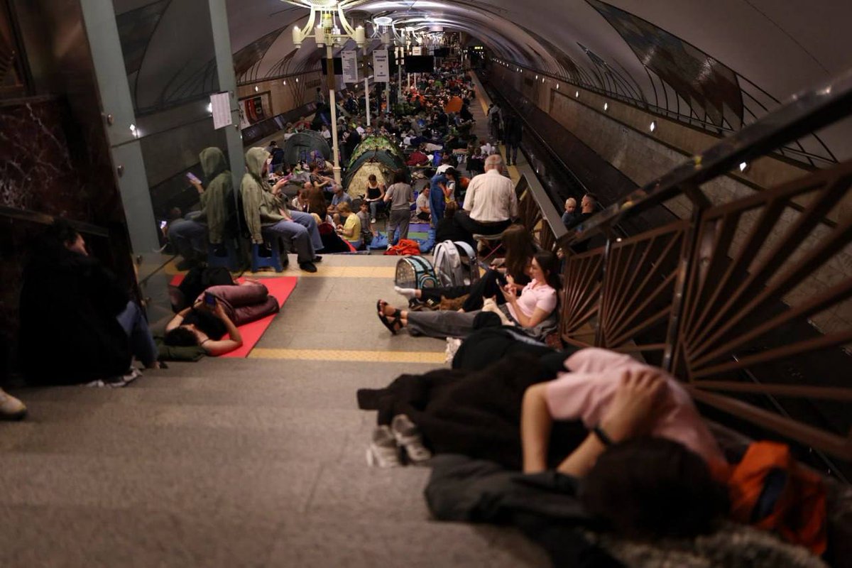ChroniclesKiev's tweet photo. Kyiv - 52.500 persone, di cui circa 4.500 bambini, sono scese nella metropolitana durante l'attacco.
Il numero dei morti nella capitale è salito a 18 e si cercano ancora almeno altre 6 persone. https://t.co/A0w1b0yqz2