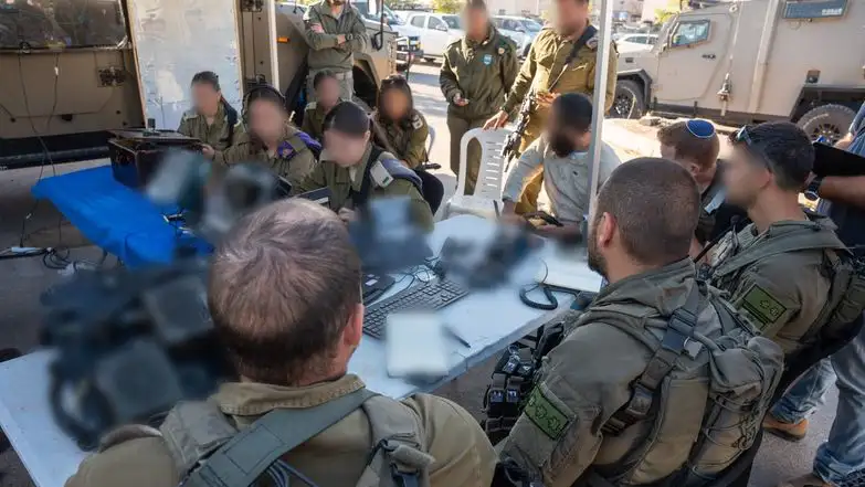 TheBelaaz's tweet photo. 🇮🇱 — OVERNIGHT: Israeli forces launched a major rescue operation in Binyamin early this morning after Breslov Chassidim allegedly fled police, entered the Palestinian village of Mukhmas and abandoned their smashed vehicle.

• The IDF, Shin Bet and police sent special forces and a combat helicopter, sealed off the village area and blocked nearby roads after fears of a possible kidnapping.

• Around 6:40 a.m., one of the civilians reported that the group had left the village on its ownץ The kidnapping concern was later ruled out, and two people were detained for questioning.