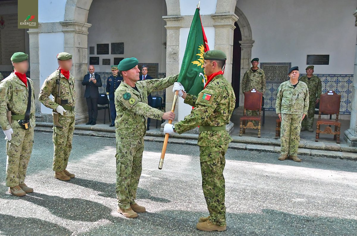 Exercito_pt's tweet photo. 🇵🇹 𝐎 𝐄𝐬𝐭𝐚𝐧𝐝𝐚𝐫𝐭𝐞 𝐍𝐚𝐜𝐢𝐨𝐧𝐚𝐥 𝐫𝐞𝐠𝐫𝐞𝐬𝐬𝐚 𝐚 𝐜𝐚𝐬𝐚

👉 O Centro de Tropas de Operações Especiais, em Lamego, recebeu o Estandarte Nacional que acompanhou a 3.ª Força Nacional Destacada na Roménia, durante a sua projeção, numa cerimónia presidida pelo Comandante das Forças Terrestres, Tenente-General Rui Ferreira.

🪖 Cumprida a missão no flanco leste da Aliança, a Força contribuiu para a materialização do compromisso de Portugal com a NATO e com a segurança coletiva, regressando agora a Lamego com a consciência do dever cumprido.

🇵🇹 A receção do Estandarte Nacional simboliza o regresso de um símbolo maior da missão e o reconhecimento do empenho, da prontidão e do espírito de missão dos militares portugueses destacados.

Desde sempre a honrar Portugal!
#ExércitoPortuguês #3FND_ROU #Potencial_Humano #Cooperação_Internacional #Prontidão #Honra #Disponibilidade #Disciplina #Coragem #WeAreNATO #StrongerTogether #NATO