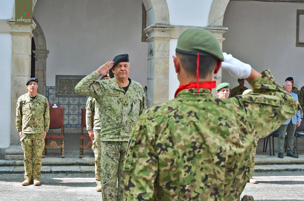 Exercito_pt's tweet photo. 🇵🇹 𝐎 𝐄𝐬𝐭𝐚𝐧𝐝𝐚𝐫𝐭𝐞 𝐍𝐚𝐜𝐢𝐨𝐧𝐚𝐥 𝐫𝐞𝐠𝐫𝐞𝐬𝐬𝐚 𝐚 𝐜𝐚𝐬𝐚

👉 O Centro de Tropas de Operações Especiais, em Lamego, recebeu o Estandarte Nacional que acompanhou a 3.ª Força Nacional Destacada na Roménia, durante a sua projeção, numa cerimónia presidida pelo Comandante das Forças Terrestres, Tenente-General Rui Ferreira.

🪖 Cumprida a missão no flanco leste da Aliança, a Força contribuiu para a materialização do compromisso de Portugal com a NATO e com a segurança coletiva, regressando agora a Lamego com a consciência do dever cumprido.

🇵🇹 A receção do Estandarte Nacional simboliza o regresso de um símbolo maior da missão e o reconhecimento do empenho, da prontidão e do espírito de missão dos militares portugueses destacados.

Desde sempre a honrar Portugal!
#ExércitoPortuguês #3FND_ROU #Potencial_Humano #Cooperação_Internacional #Prontidão #Honra #Disponibilidade #Disciplina #Coragem #WeAreNATO #StrongerTogether #NATO