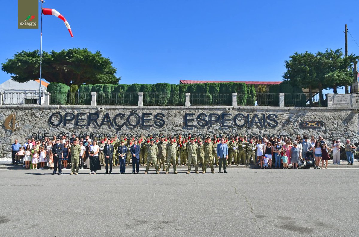 Exercito_pt's tweet photo. 🇵🇹 𝐎 𝐄𝐬𝐭𝐚𝐧𝐝𝐚𝐫𝐭𝐞 𝐍𝐚𝐜𝐢𝐨𝐧𝐚𝐥 𝐫𝐞𝐠𝐫𝐞𝐬𝐬𝐚 𝐚 𝐜𝐚𝐬𝐚

👉 O Centro de Tropas de Operações Especiais, em Lamego, recebeu o Estandarte Nacional que acompanhou a 3.ª Força Nacional Destacada na Roménia, durante a sua projeção, numa cerimónia presidida pelo Comandante das Forças Terrestres, Tenente-General Rui Ferreira.

🪖 Cumprida a missão no flanco leste da Aliança, a Força contribuiu para a materialização do compromisso de Portugal com a NATO e com a segurança coletiva, regressando agora a Lamego com a consciência do dever cumprido.

🇵🇹 A receção do Estandarte Nacional simboliza o regresso de um símbolo maior da missão e o reconhecimento do empenho, da prontidão e do espírito de missão dos militares portugueses destacados.

Desde sempre a honrar Portugal!
#ExércitoPortuguês #3FND_ROU #Potencial_Humano #Cooperação_Internacional #Prontidão #Honra #Disponibilidade #Disciplina #Coragem #WeAreNATO #StrongerTogether #NATO