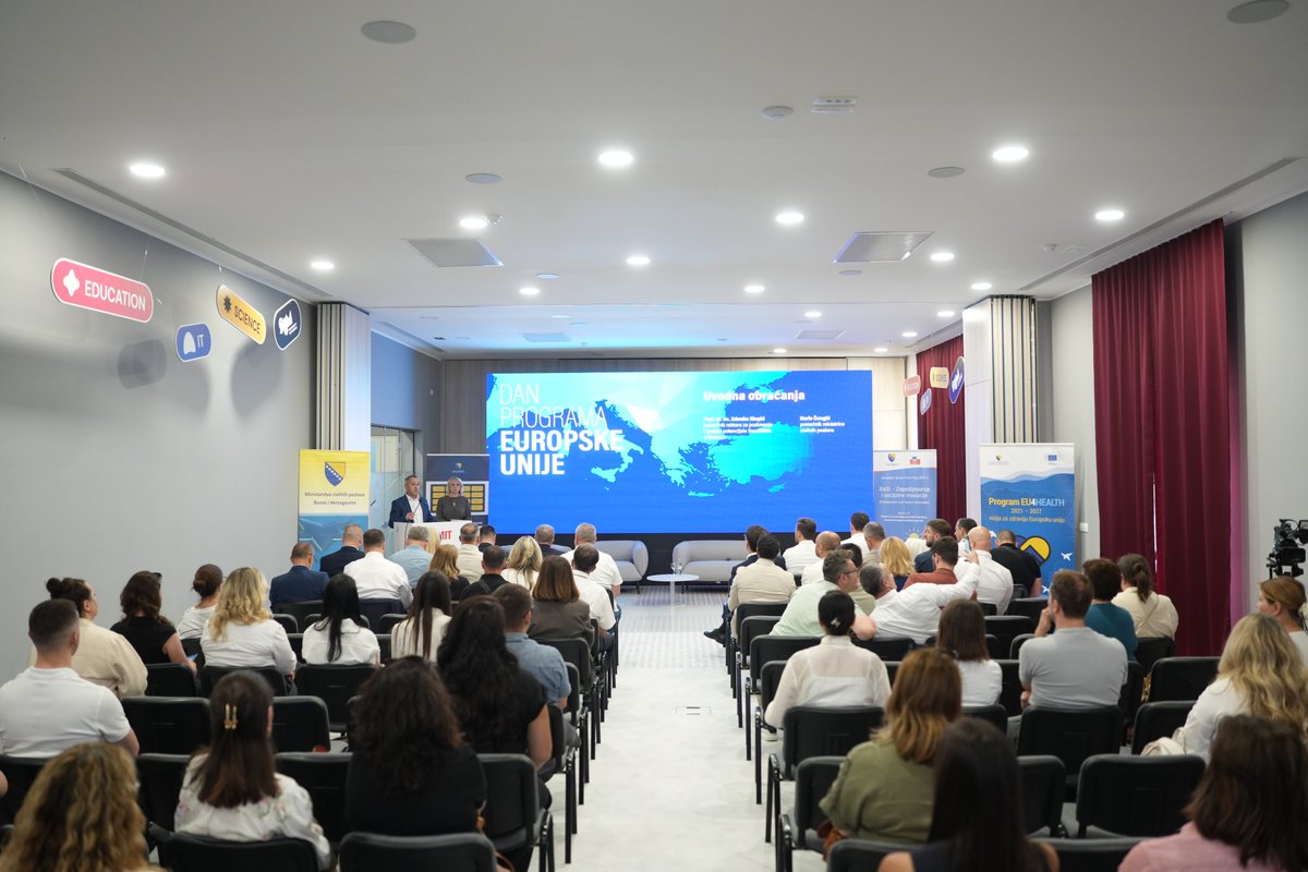 MCP_BiH's tweet photo. U organizaciji #MCPBiH, u suradnji sa @SUM_Mostar održan iznimno uspješan „Dan programa Europske unije“. Događaj je okupio predstavnike akademske zajednice, javnih institucija, organizacija civilnog društva, zdravstvenog i kulturnog sektora, poslovne zajednice, kao i sve zainteresirane za sudjelovanje u europskim programima. Kroz stručne prezentacije i panel-diskusije predstavljeni su programi #HorizonEurope, #Erasmus+, #CreativeEurope, #EU4Health i #EaSI, kao i programi #COST i #EUREKA.
Konstatirano da Bosna i Hercegovina mora snažnije koristiti mogućnosti europskih fondova.