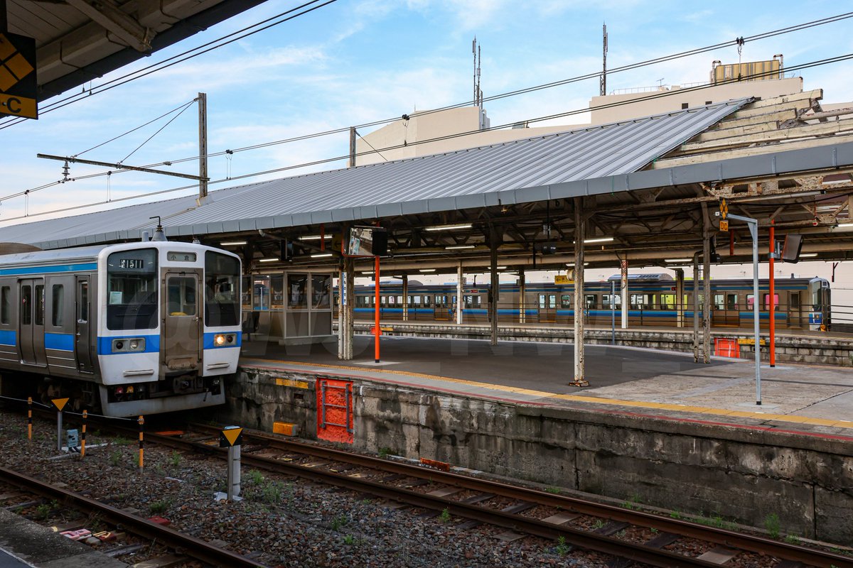WJ_NW_OR's tweet photo. 2026/7/2 ④〆
工場入出場関係
回8345M
213系C-05編成

岡山電車支所配置の213系C-05編成が下総入所のため、岡山～下関間にて回送された

下関駅では、415系FO-1511編成もおり、かつて115系と415系鋼製車の並びが見られたように、今回は213系と415系ステンレス車の似たもの同士の並びが見られた https://t.co/opxbwYA8cb