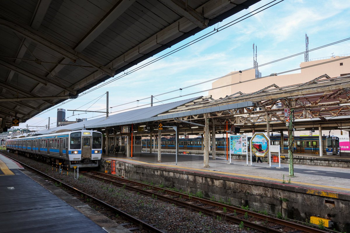 WJ_NW_OR's tweet photo. 2026/7/2 ④〆
工場入出場関係
回8345M
213系C-05編成

岡山電車支所配置の213系C-05編成が下総入所のため、岡山～下関間にて回送された

下関駅では、415系FO-1511編成もおり、かつて115系と415系鋼製車の並びが見られたように、今回は213系と415系ステンレス車の似たもの同士の並びが見られた https://t.co/opxbwYA8cb