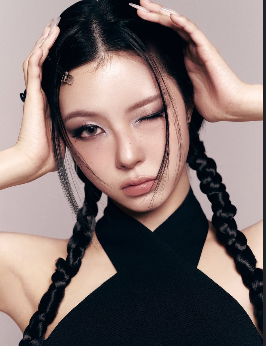 rainshinerainn's tweet photo. kim chaehyun you got 30 minutes to drop your own personal photoshoot https://t.co/67mnIBKF8e