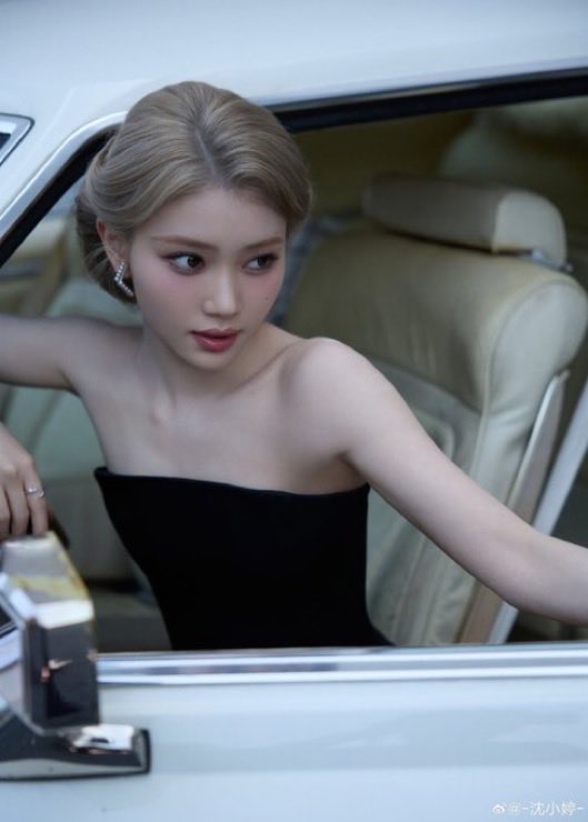 rainshinerainn's tweet photo. kim chaehyun you got 30 minutes to drop your own personal photoshoot https://t.co/67mnIBKF8e