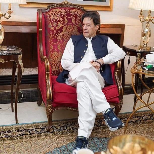 FaiziWithKhan's tweet photo. بریکنگ نیوز 🚨 

سہیل آفریدی نے عمران خان کا مقدمہ چیف جسٹس کے سامنے رکھ دیا

وزیر اعلی سہیل آفریدی نے جیل اصلاحات کانفرنس سے چیف جسٹس یحییٰ آفریدی مریم نواز شریف اور دیگر کی موجودگی میں خطاب کرتے ہوئے کہا اڈیالہ ملاقات کیلئے جائیں تو باہر کھڑا رہنا پڑتا ہے کم از کم باہر ملاقاتیوں کے لیے انتظار گاہ بنائی جائے ،عمران خان کی صحت جیل میں خراب ہوئی

عمران خان ناحق قید ہیں عمران خان کے بھی حقوق ہیں بانی کا علاج ذاتی معالجین سے کرایا جائے، عمران خان کے وژن  کے مطابق خیبر پختونخواہ مین قیدیوں کو تمام سہولیات دی جا رہی ہیں،جمہوریت میں جلسہ کی اجازت ہوتی ہے یہاں جلسہ ہوتا ہے تو ایف آئی آر درج ہو جاتی ہے کم سن بچوں پر دہشت گردی کی ایف آئی آرز درج ہوئ ہیں ،جیل اصلاحات کا آغاز اڈیالہ جیل سے ہونا چاہیے،بانی کی ان کے بیٹوں کیساتھ ویڈیو لنک پر بات کرائی جائے

بانی کی بہنوں کی ملاقات اگر نہیں ہو سکتی تو ان پر واٹر کینن کا استعمال نہ کیا جائے،وزیر اعلی خیبرپختونخواہ سہیل آفریدی
