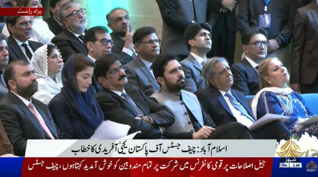 FaiziWithKhan's tweet photo. بریکنگ نیوز 🚨 

سہیل آفریدی نے عمران خان کا مقدمہ چیف جسٹس کے سامنے رکھ دیا

وزیر اعلی سہیل آفریدی نے جیل اصلاحات کانفرنس سے چیف جسٹس یحییٰ آفریدی مریم نواز شریف اور دیگر کی موجودگی میں خطاب کرتے ہوئے کہا اڈیالہ ملاقات کیلئے جائیں تو باہر کھڑا رہنا پڑتا ہے کم از کم باہر ملاقاتیوں کے لیے انتظار گاہ بنائی جائے ،عمران خان کی صحت جیل میں خراب ہوئی

عمران خان ناحق قید ہیں عمران خان کے بھی حقوق ہیں بانی کا علاج ذاتی معالجین سے کرایا جائے، عمران خان کے وژن  کے مطابق خیبر پختونخواہ مین قیدیوں کو تمام سہولیات دی جا رہی ہیں،جمہوریت میں جلسہ کی اجازت ہوتی ہے یہاں جلسہ ہوتا ہے تو ایف آئی آر درج ہو جاتی ہے کم سن بچوں پر دہشت گردی کی ایف آئی آرز درج ہوئ ہیں ،جیل اصلاحات کا آغاز اڈیالہ جیل سے ہونا چاہیے،بانی کی ان کے بیٹوں کیساتھ ویڈیو لنک پر بات کرائی جائے

بانی کی بہنوں کی ملاقات اگر نہیں ہو سکتی تو ان پر واٹر کینن کا استعمال نہ کیا جائے،وزیر اعلی خیبرپختونخواہ سہیل آفریدی