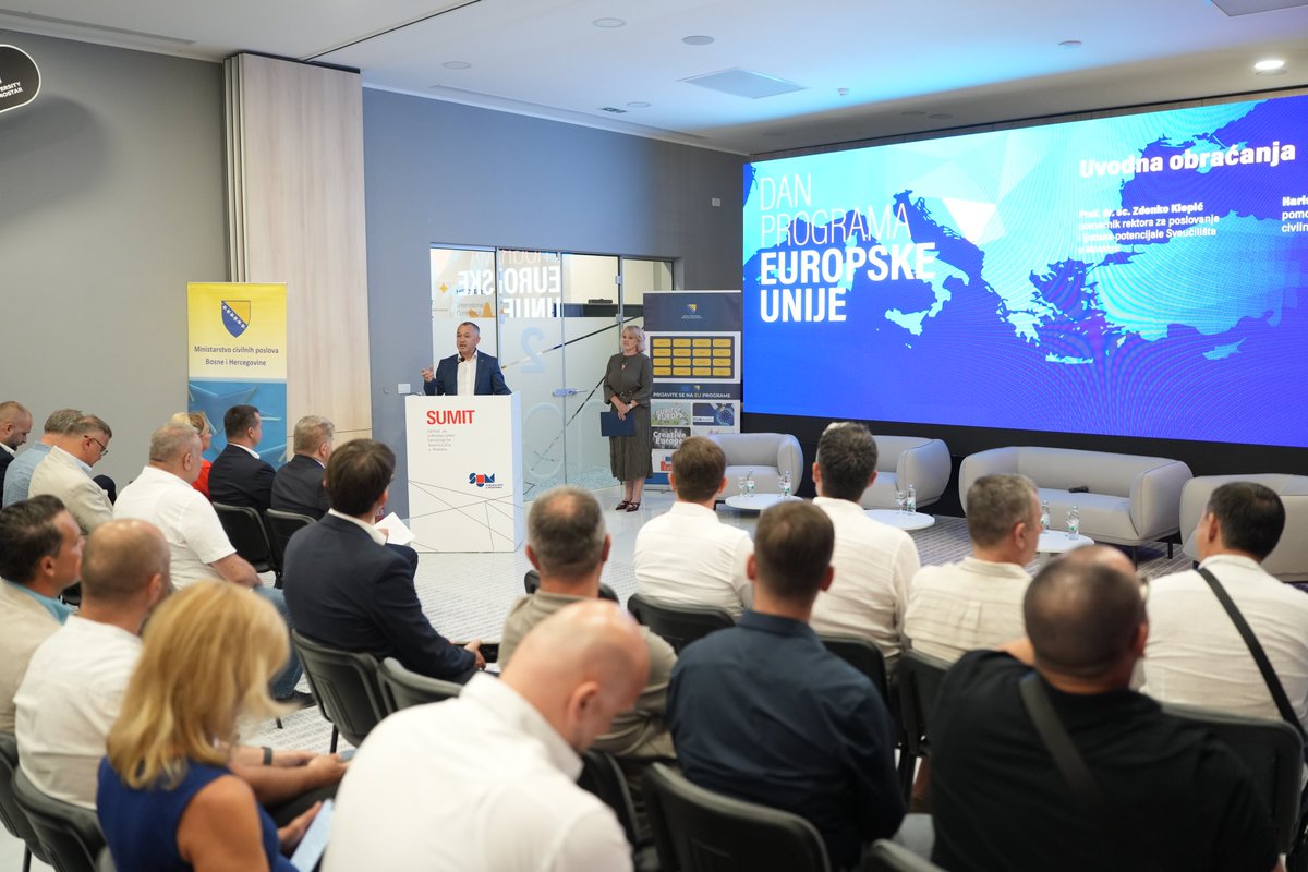 MCP_BiH's tweet photo. U organizaciji #MCPBiH, u suradnji sa @SUM_Mostar održan iznimno uspješan „Dan programa Europske unije“. Događaj je okupio predstavnike akademske zajednice, javnih institucija, organizacija civilnog društva, zdravstvenog i kulturnog sektora, poslovne zajednice, kao i sve zainteresirane za sudjelovanje u europskim programima. Kroz stručne prezentacije i panel-diskusije predstavljeni su programi #HorizonEurope, #Erasmus+, #CreativeEurope, #EU4Health i #EaSI, kao i programi #COST i #EUREKA.
Konstatirano da Bosna i Hercegovina mora snažnije koristiti mogućnosti europskih fondova.