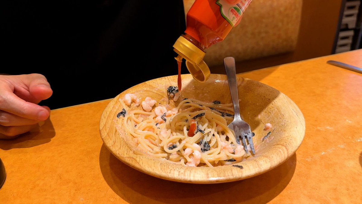fabico0101's tweet photo. サイゼリヤ、こう楽しむと別世界です。

イタリア料理人の僕が、サイゼリヤで勝手にコース料理を組んでみました。

本場イタリアとの違い、日本で育った洋食イタリアンとしての面白さ、カスタマイズまで、僕なりの視点で楽しみ尽くします。

今まで気づかなかったサイゼリヤの楽しみ方が、一つ増えるはずです。

気づけばワインも進んで、最後は普通に酔っていました。

神回｜サイゼを100倍楽しむ！イタリア料理人が【本気で】コース料理を勝手に組んでみた。 https://t.co/5UeC5W70j6