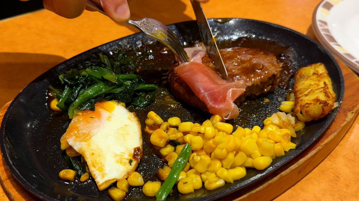 fabico0101's tweet photo. サイゼリヤ、こう楽しむと別世界です。

イタリア料理人の僕が、サイゼリヤで勝手にコース料理を組んでみました。

本場イタリアとの違い、日本で育った洋食イタリアンとしての面白さ、カスタマイズまで、僕なりの視点で楽しみ尽くします。

今まで気づかなかったサイゼリヤの楽しみ方が、一つ増えるはずです。

気づけばワインも進んで、最後は普通に酔っていました。

神回｜サイゼを100倍楽しむ！イタリア料理人が【本気で】コース料理を勝手に組んでみた。 https://t.co/5UeC5W70j6